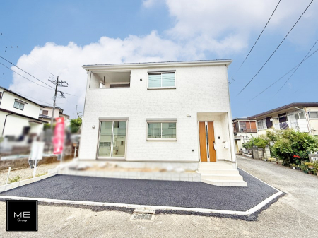 現地外観写真　暮らしを彩る充実した設備仕様が備わった新築戸建    