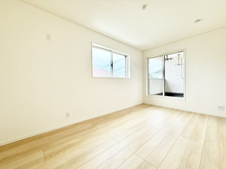 子供部屋　大きな窓は開放感があり、明るさ通風バッチリです  