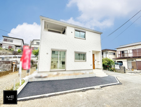 現地外観写真　スーパーやコンビニなど生活施設豊富！    