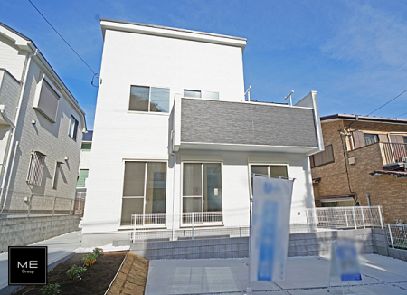 現地外観写真　暮らしを彩る充実した設備仕様が備わった新築戸建
