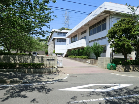 周辺環境　中学校 800m 横須賀市立岩戸中学校