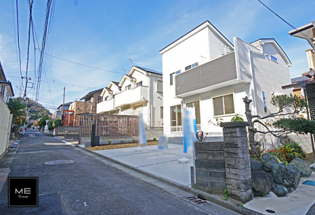 現地外観写真　並列で3台駐車可能なゆとりのあるカースペース！