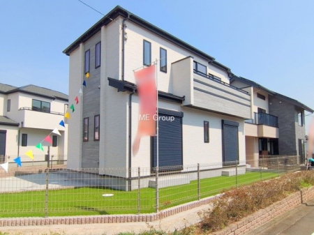 現地外観写真　暮らしを彩る充実した設備仕様が備わった新築戸建
