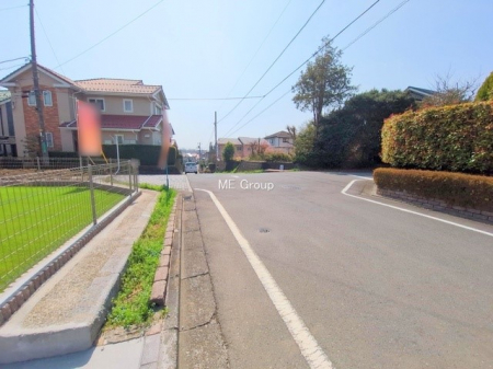 現地外観写真　小学校至近でお子様の通学も安心です  