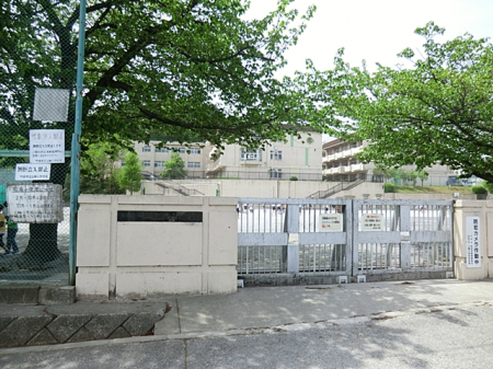 周辺環境　小学校 600m 町田市立三輪小学校