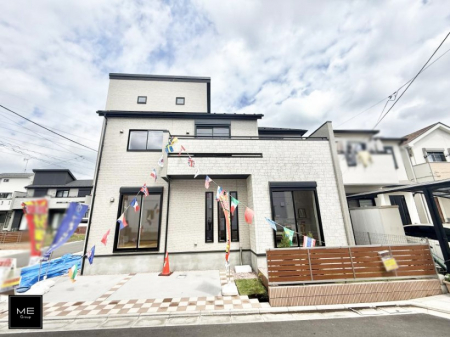 現地外観写真　家族みんなが笑顔で過ごせる、安心感のある住まい