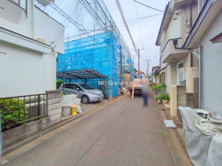 現地外観写真　前面道路は交通量が少なく、お子さまも安心。車の出入りも楽々  