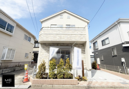 現地外観写真　外観■ 家族とゲストをやさしく迎える、心温まる玄関