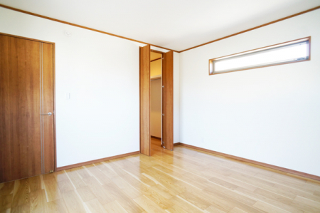 寝室　内装■窓の配置や通気性の良い設計で部屋の空気がこもらず、常に新鮮な空気が流れます