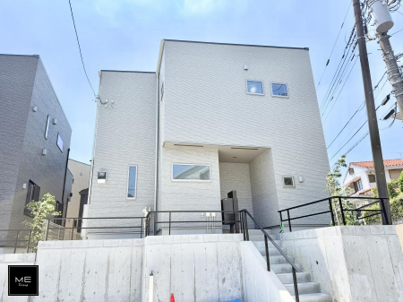 現地外観写真　家族みんなが笑顔で過ごせる、安心感のある住まい