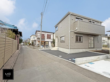 現地外観写真　前面道路は交通量が少なく、お子さまも安心。車の出入りも楽々    