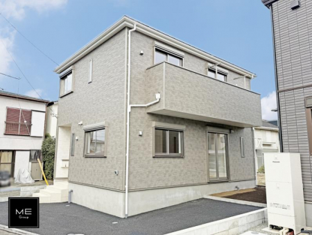 現地外観写真　家族みんなが笑顔で過ごせる、安心感のある住まい