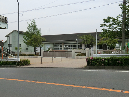 周辺環境　小学校 700m 厚木市立上依知小学校