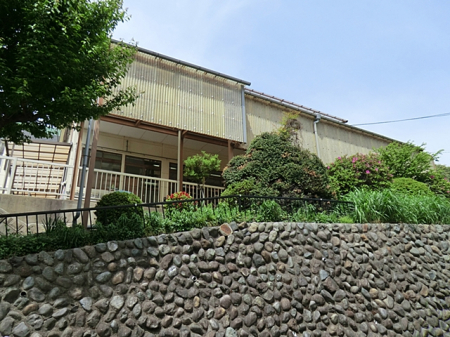 周辺環境　幼稚園・保育園 988m 瑠璃光寺保育園