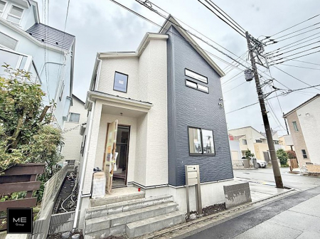 現地外観写真　暮らしを彩る充実した設備仕様が備わった新築戸建  
