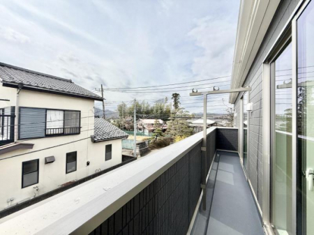 バルコニー　2部屋から使用可能で便利なバルコニー！  