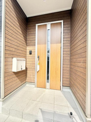 玄関　外観■ シンプルで美しく、住まいの第一印象を彩る玄関です