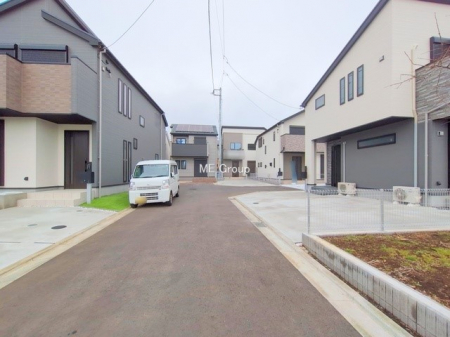 現地外観写真　前面道路は交通量が少なく、お子さまも安心。車の出入りも楽々  