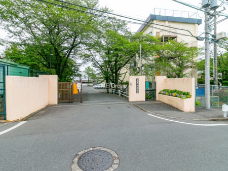 周辺環境　中学校 700m 八王子市立椚田中学校