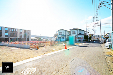 現地外観写真　前面道路広々