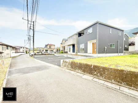 現地外観写真　小学校至近でお子様の通学も安心です    