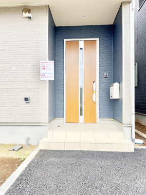 玄関　外観■ シンプルで美しく、住まいの第一印象を彩る玄関です