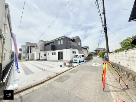 現地外観写真　小学校至近でお子様の通学も安心です  