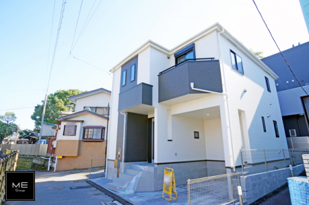 現地外観写真　暮らしを彩る充実した設備仕様が備わった新築戸建  