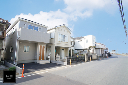 現地外観写真　前面道路広々