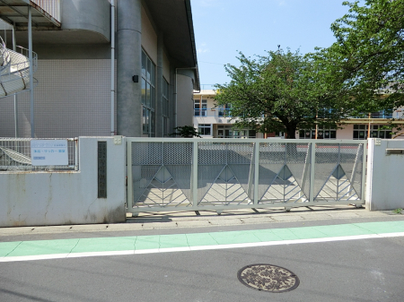 周辺環境　幼稚園・保育園 987m 綾瀬幼稚園