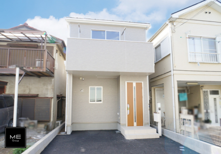 現地外観写真　暮らしを彩る充実した設備仕様が備わった新築戸建