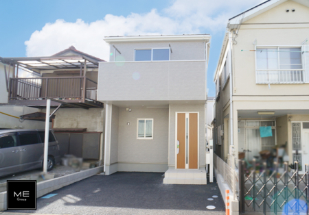 現地外観写真　家族みんなが笑顔で過ごせる、安心感のある住まい