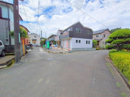 現地外観写真　小学校至近でお子様の通学も安心です  