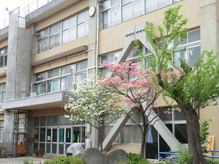 周辺環境　中学校 950m 日野市立七生中学校
