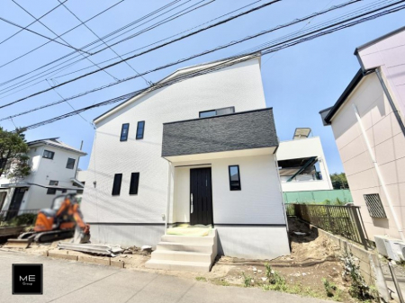 現地外観写真　暮らしを彩る充実した設備仕様が備わった新築戸建