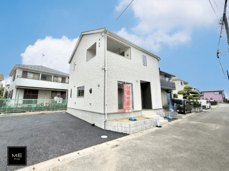 現地外観写真　暮らしを彩る充実した設備仕様が備わった新築戸建  