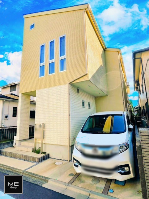 現地外観写真　収納スペース豊富！荷物が多いご家族にお勧めな新築一戸建てです！