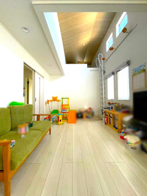 リビング　足元からお部屋全体を快適な温度にしてくれる床暖房付きです！