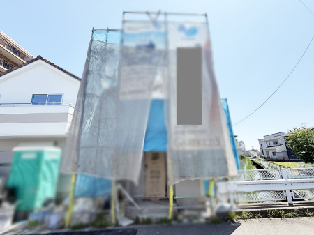 現地外観写真　前面道路広々  