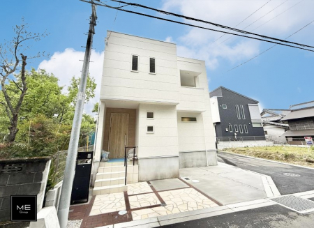 現地外観写真　白を基調とした、すっきりした外観デザインです    
