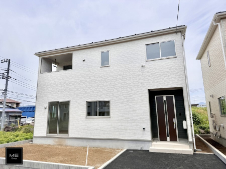 現地外観写真　暮らしを彩る充実した設備仕様が備わった新築戸建  