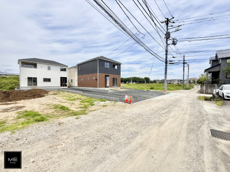 現地外観写真　前面道路は交通量が少なく、お子さまも安心。車の出入りも楽々  