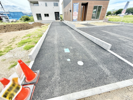 　広い駐車場スペースが魅力的です  