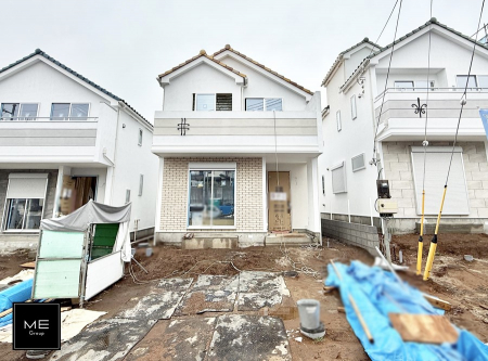 現地外観写真　暮らしを彩る充実した設備仕様が備わった新築戸建  