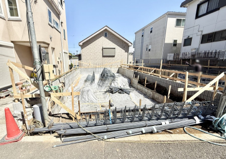 現地外観写真　サンルームが付いた3階建ての4LDK