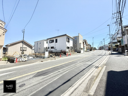 現地外観写真　12ｍ幅の前面道路は、車の出入りも楽々  