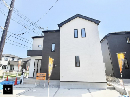 現地外観写真　家族みんなが笑顔で過ごせる、安心感のある住まい