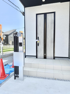 玄関　外観■ シンプルで美しく、住まいの第一印象を彩る玄関です