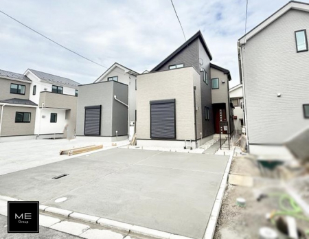 現地外観写真　暮らしを彩る充実した設備仕様が備わった新築戸建