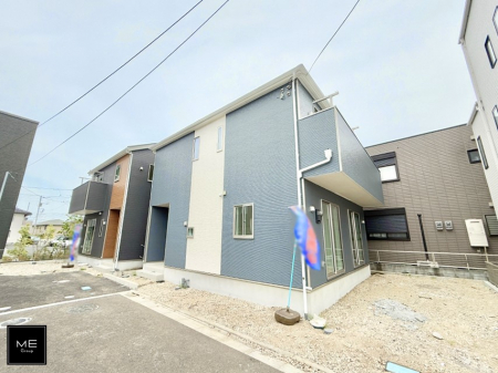 現地外観写真　暮らしを彩る充実した設備仕様が備わった新築戸建  